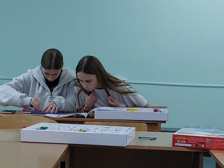 Новости из инженерного 8а класса: сборка радиоприёмников с использованием электронных конструкторов.